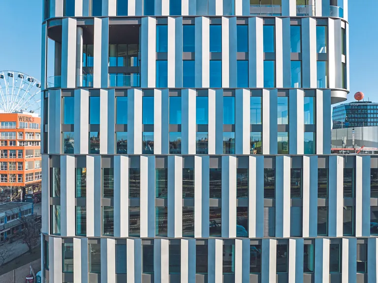 Die Dreidimensionalität entsteht durch das Schattenspiel der V-Elemente, die ihr Aussehen je nach Lichteinfall verändern.