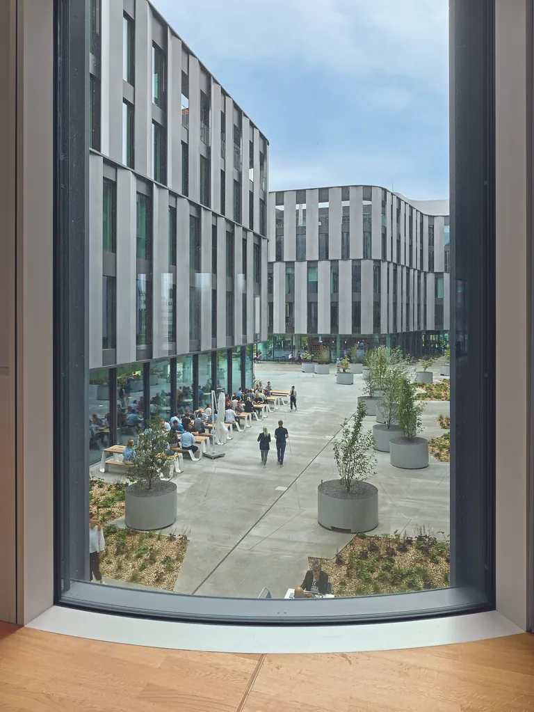 Dem Fassadenverlauf entsprechend sind einige Elemente konkav und konvex gebogen.