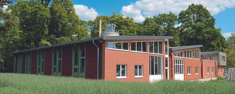 Auf dem älteren Werkstattgebäude (Flachdach) wurde bereits 2010 eine Photovoltaik-Anlage in einer Größe von 281 Quadratmeter in Betrieb genommen.