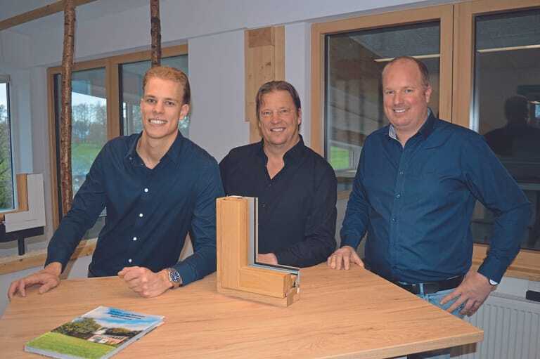 Firmenchef Matthias Mühlenkord mit Sohn Hendrik (li.) und Betriebsleiter André Großeschallau (re.). Mitte: Musterprofil des firmeneigenen Holz-Design-Plus-Fensters.
