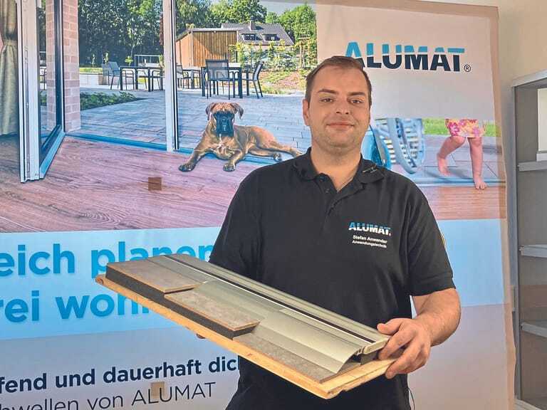 Die Haustürschwelle MHT von Alumat lässt sich seit der FENSTERBAU FRONTALE auf unterschiedliche Höhenniveaus anpassen, der Hersteller aus Kaufbeuren hat das System dazu um eine Einbauvorrichtung und Zusatzprofile ergänzt.