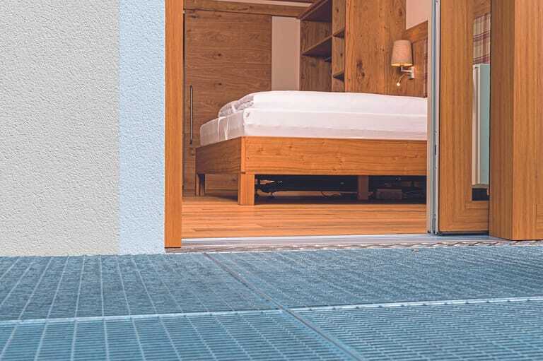 Drei Zimmer im Hotel Das Pfandler sind barrierefrei gestaltet und erfreuen sich hoher Nachfrage. Im Bild zu sehen ist die Nullschwelle von Alumat.