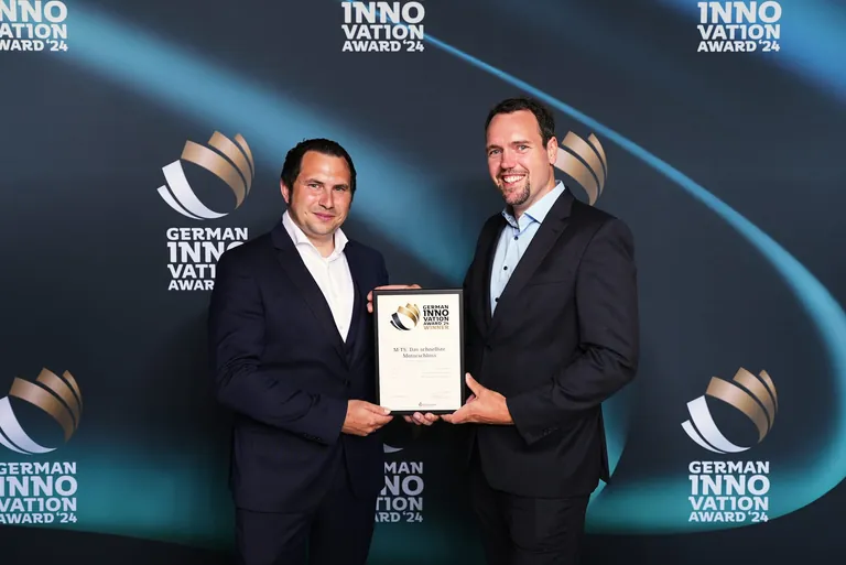 G&uuml;nter Bruckbauer (links) und Josef H&ouml;lzl, Produktentwicklung Maco Gruppe, nahmen den German Innovation Award stellvertretend entgegen.