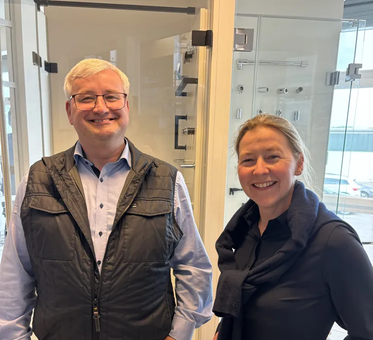 Nathalie Peters, Leiterin Vertrieb, begrüßt Tim Böl, neuer Gebietsverkaufsleiter Ost, am CRL Standort in Ilsfeld.