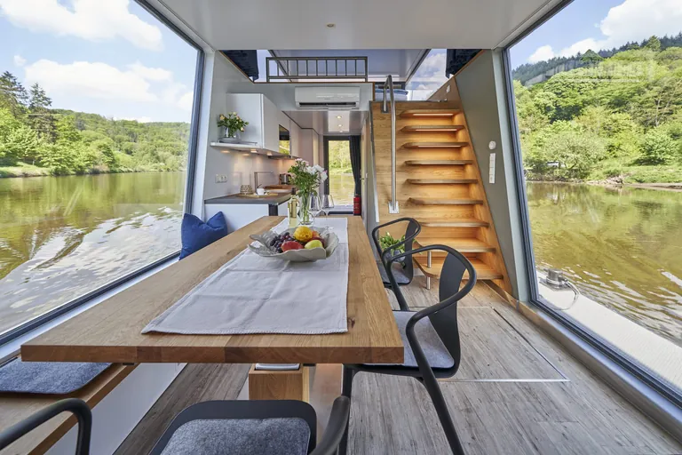 Die gro&szlig;en Glasfl&auml;chen sorgen f&uuml;r ein angenehmes Ambiente mit viel Tageslicht. Das Fenstersystem Heroal W 72 erm&ouml;glicht uneingeschr&auml;nkte Panoramaausblicke auf das Wasser und in die Natur.