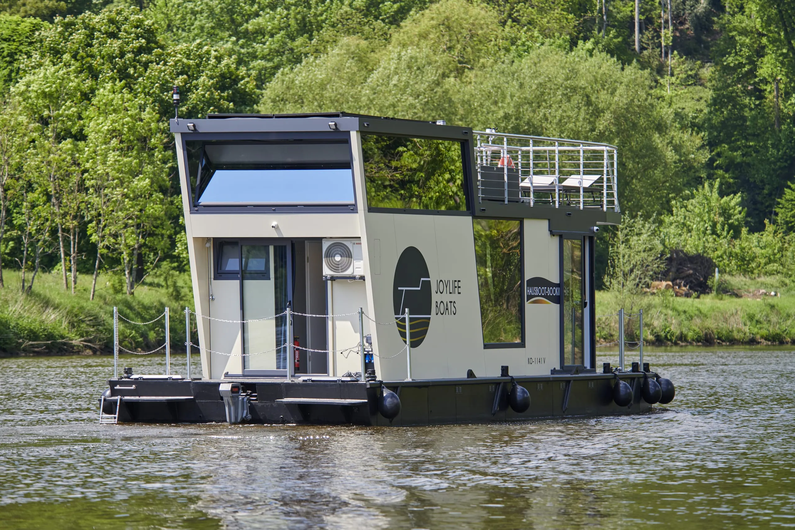 Heroal Fenster- und Schiebetürsysteme für moderne Hausboote