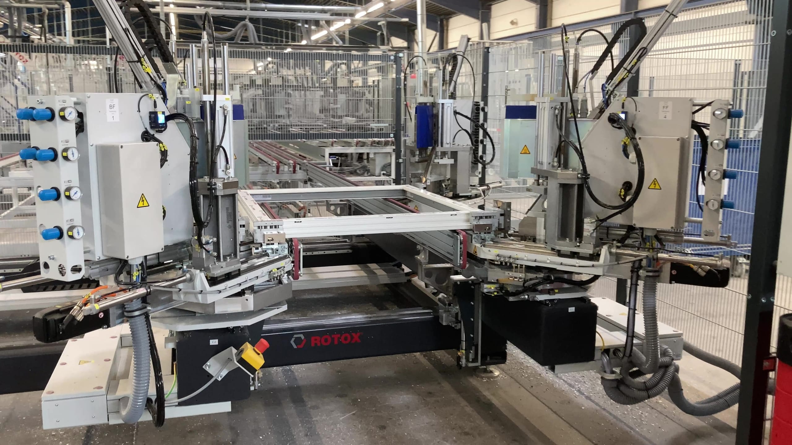 Mit der neuen Anlage K10 können 250 Elemente pro Schicht hergestellt werden. Im Zwei-Schicht-Betrieb bedeutet das eine Gesamtkapazität von 500 Elementen pro Tag.