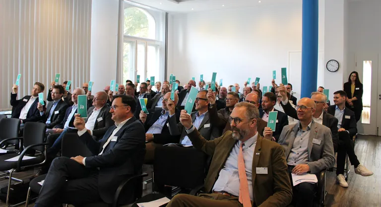 Die Teilnehmer der FVSB-Jahresmitgliederversammlung bei der Abstimmung &uuml;ber den Jahresetat 2025.