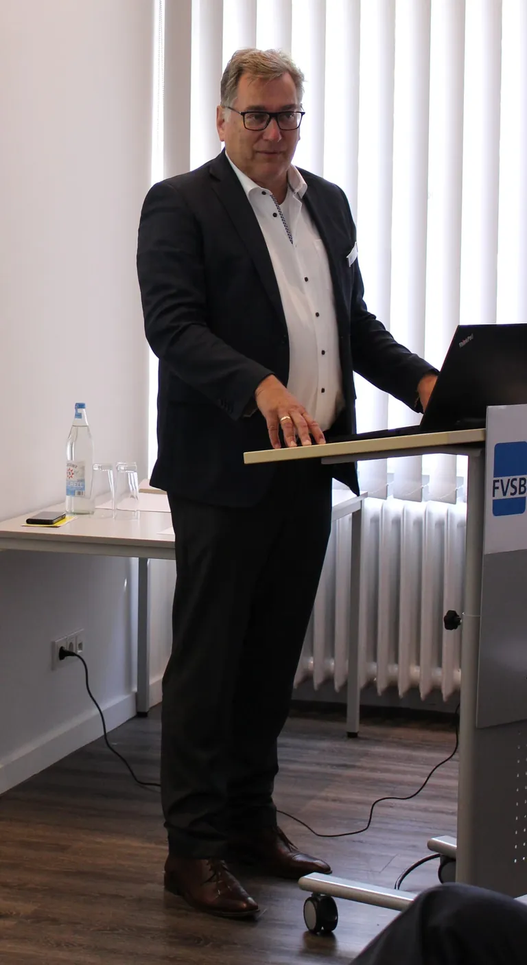 FVSB-Gesch&auml;ftsf&uuml;hrer Stephan Schmidt berichtete von den aktuellen Verbandst&auml;tigkeiten.