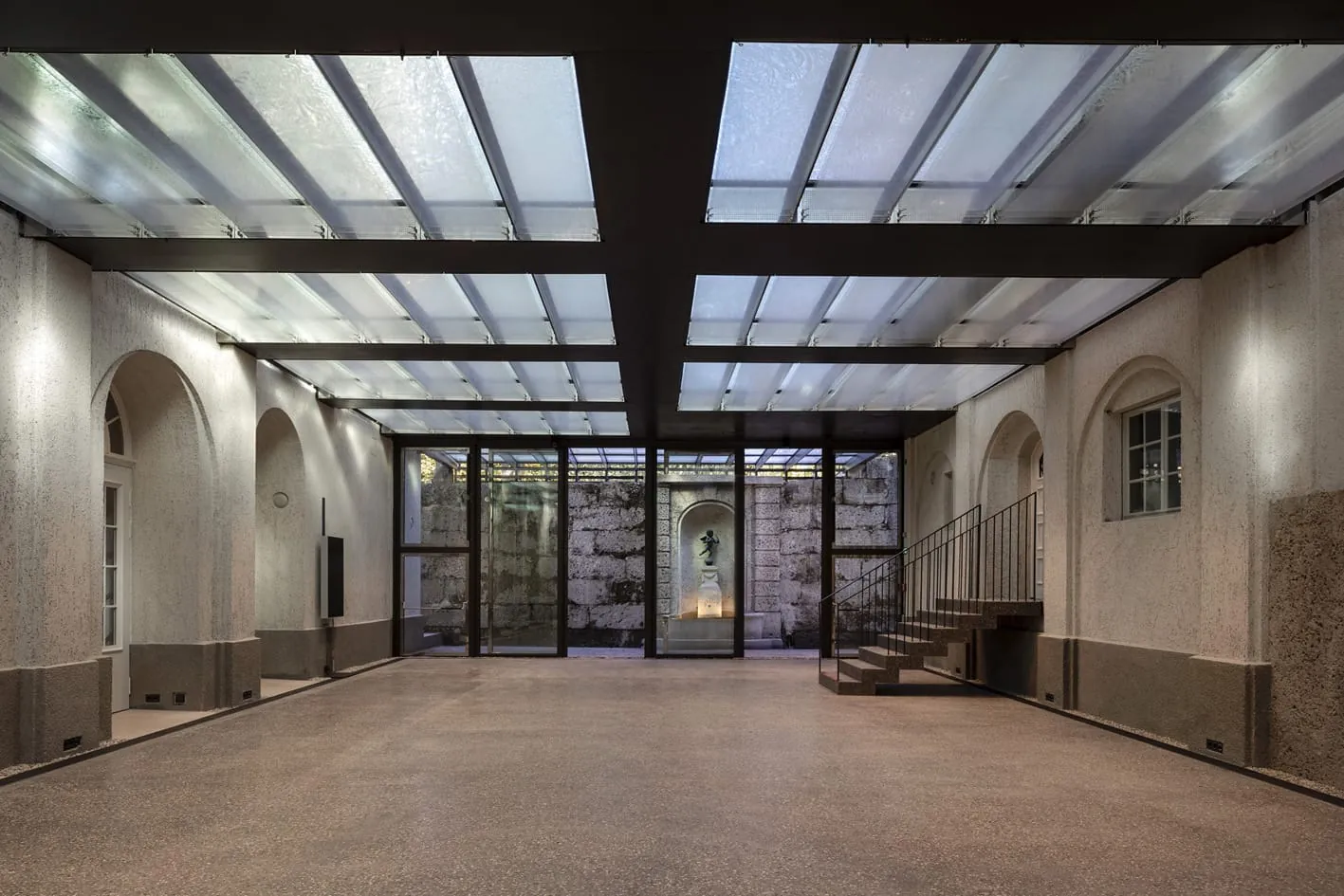 Anfangs befürchteten die Baubeteiligten, dass man bei einem Blick nach oben durch das Glas zu viel sehen würde. Doch diese Bedenken erwiesen sich schnell als unbegründet: Nur die Umrisse der Schuhsolen sind erkennbar, alles andere bleibt schemenhaft.