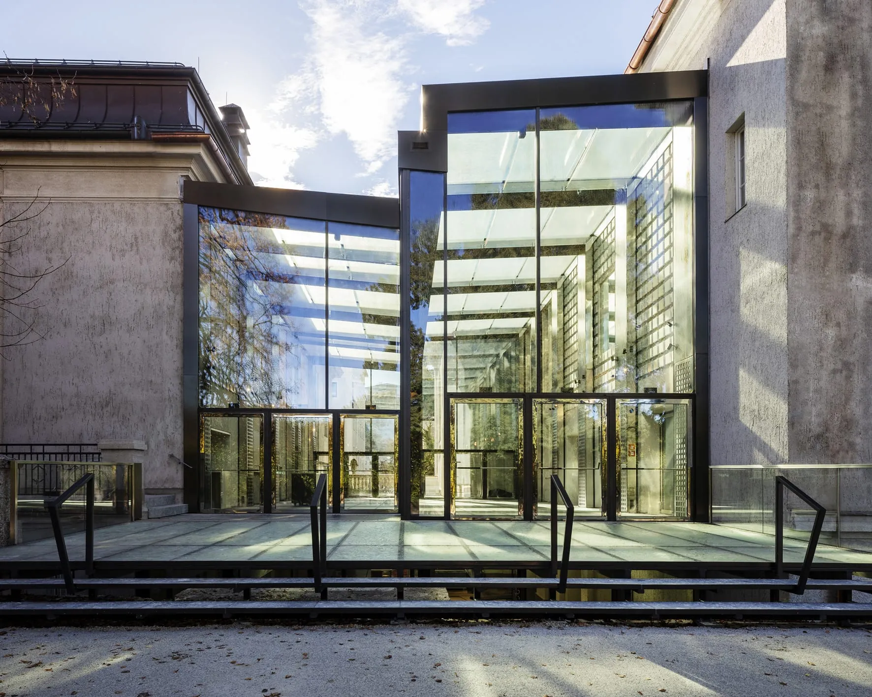 Das komplette Foyer ist zwischen den Bestandsbauten eingehängt. Seine Lasten werden über diese in den Boden abgeleitet – eine Konstruktionsweise, die an Brücken mit zwei Widerlagern erinnert.