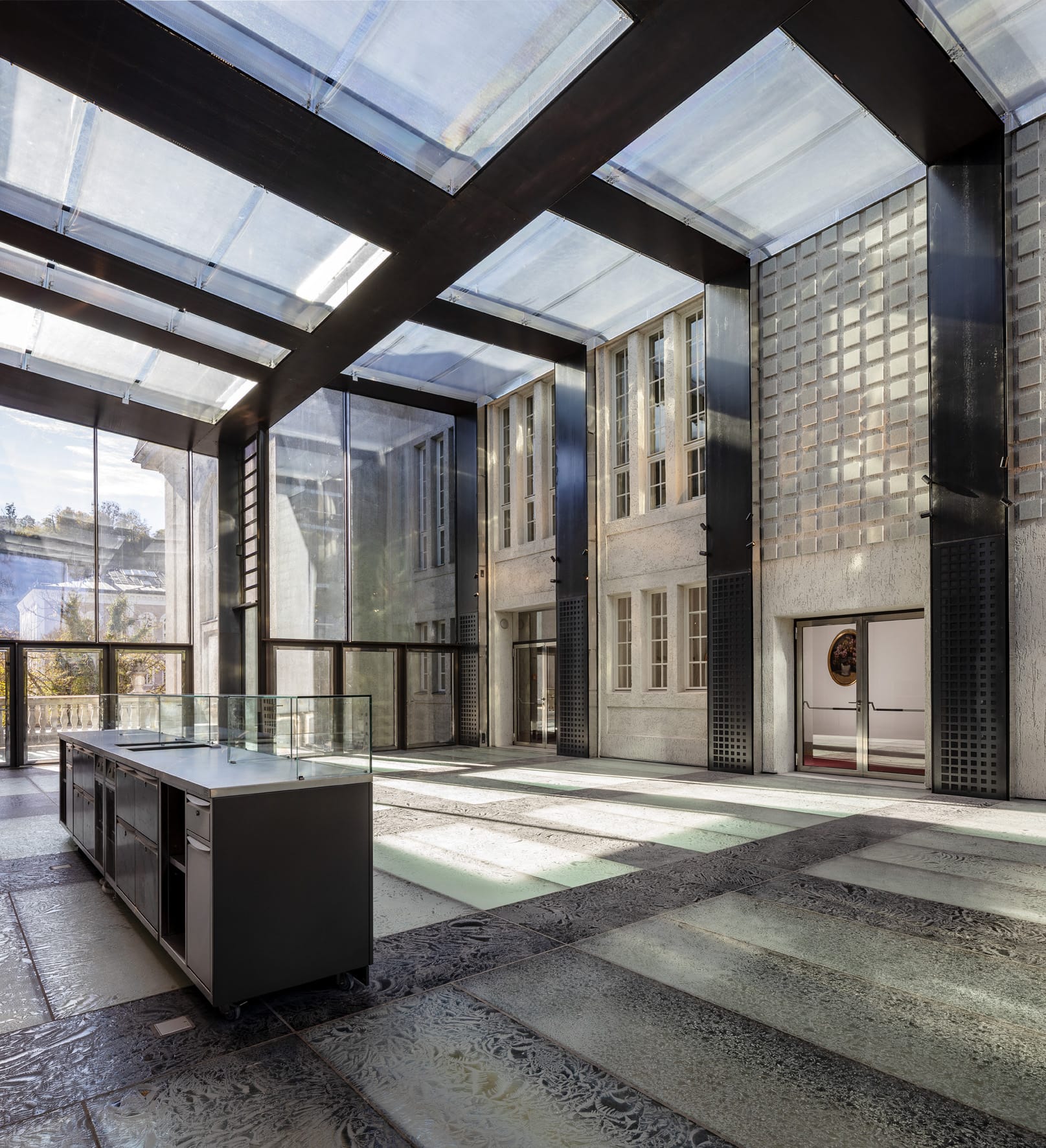 Stahl, Glas und Terrazzo sind die drei wichtigsten Baustoffe des Foyers.