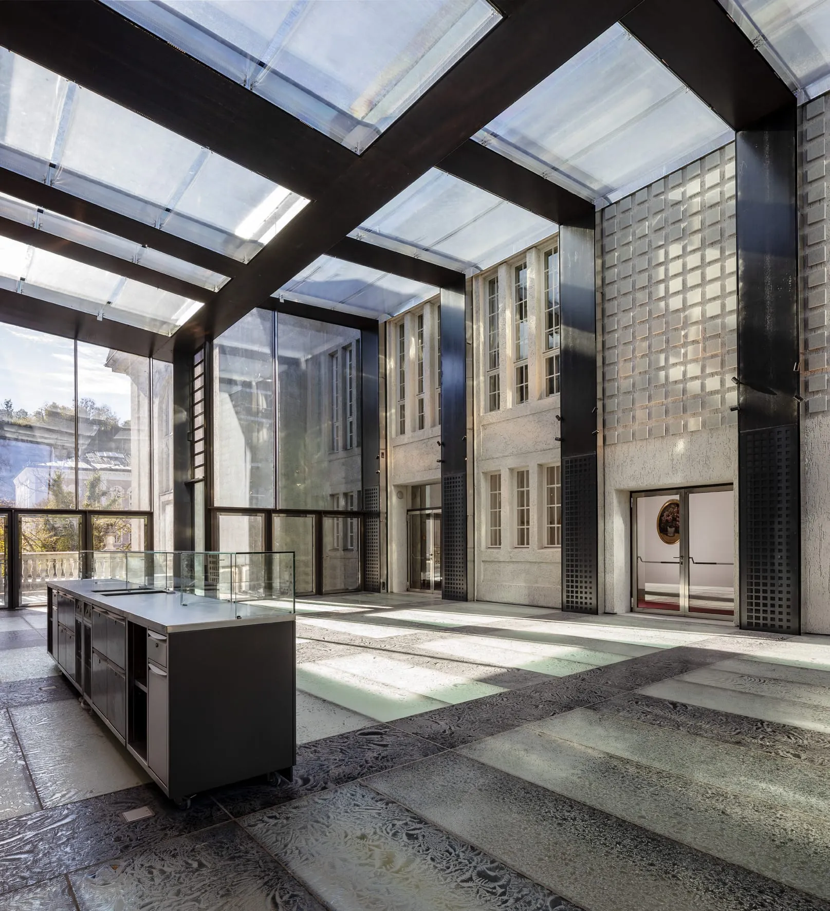 Stahl, Glas und Terrazzo sind die drei wichtigsten Baustoffe des Foyers.