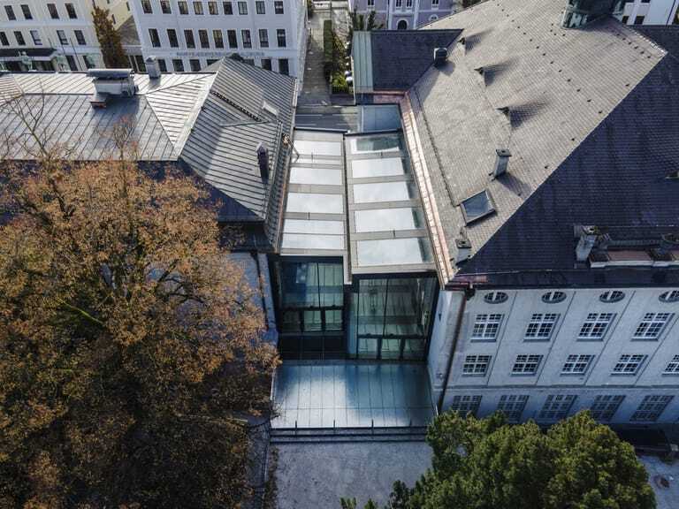 Bislang wurden die zwei Geb&auml;ude des Mozarteums nur unzureichend miteinander verbunden. Dies &auml;nderten die Architekten Maria Fl&ouml;ckner und Hermann Schn&ouml;ll durch ihren Neubau. 