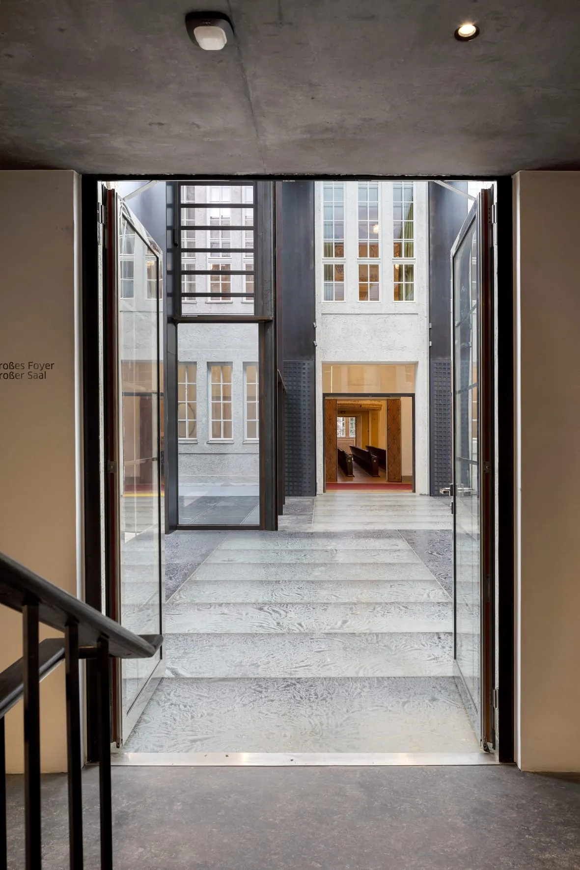 Der Neubau verbindet die beiden Bestandsobjekte wesentlich besser, als sein Vorgänger es tat.