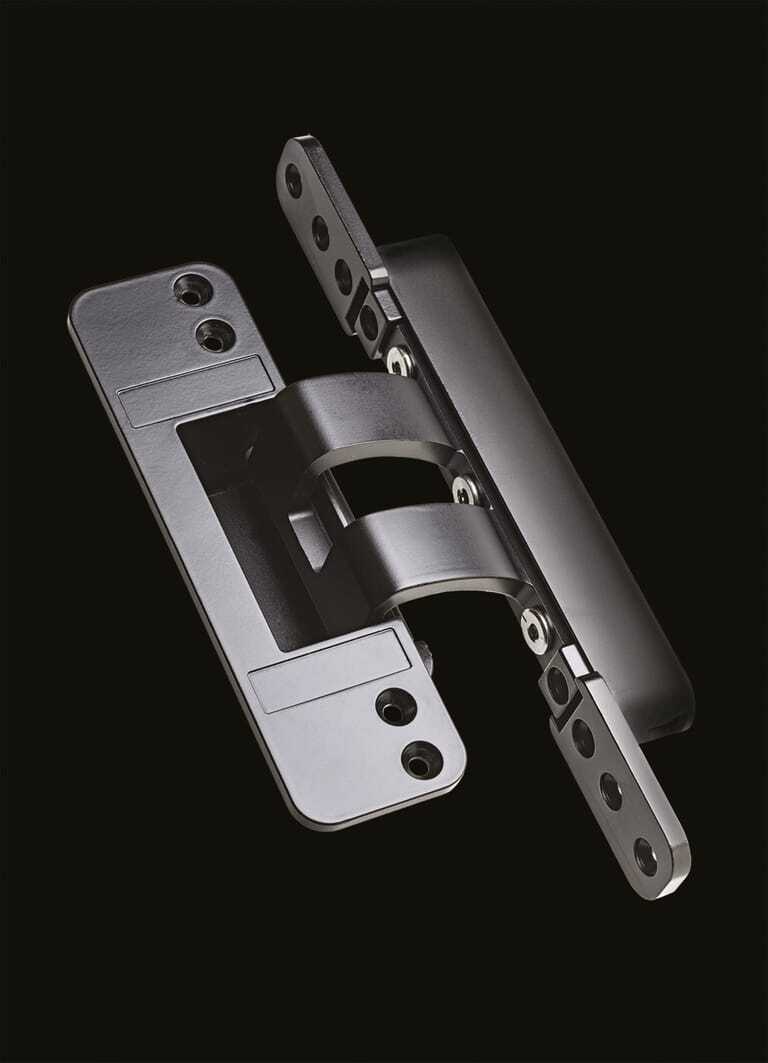 J-Tec 3D verf&uuml;gt &uuml;ber einen &Ouml;ffnungswinkel von ca. 110 Grad und tr&auml;gt Fl&uuml;gelgewichte bis 120 Kilogramm.