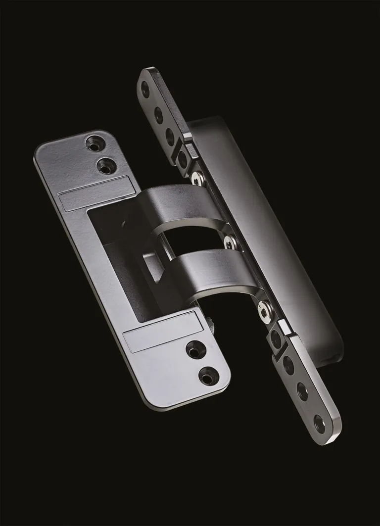 J-Tec 3D verf&uuml;gt &uuml;ber einen &Ouml;ffnungswinkel von ca. 110 Grad und tr&auml;gt Fl&uuml;gelgewichte bis 120 Kilogramm.