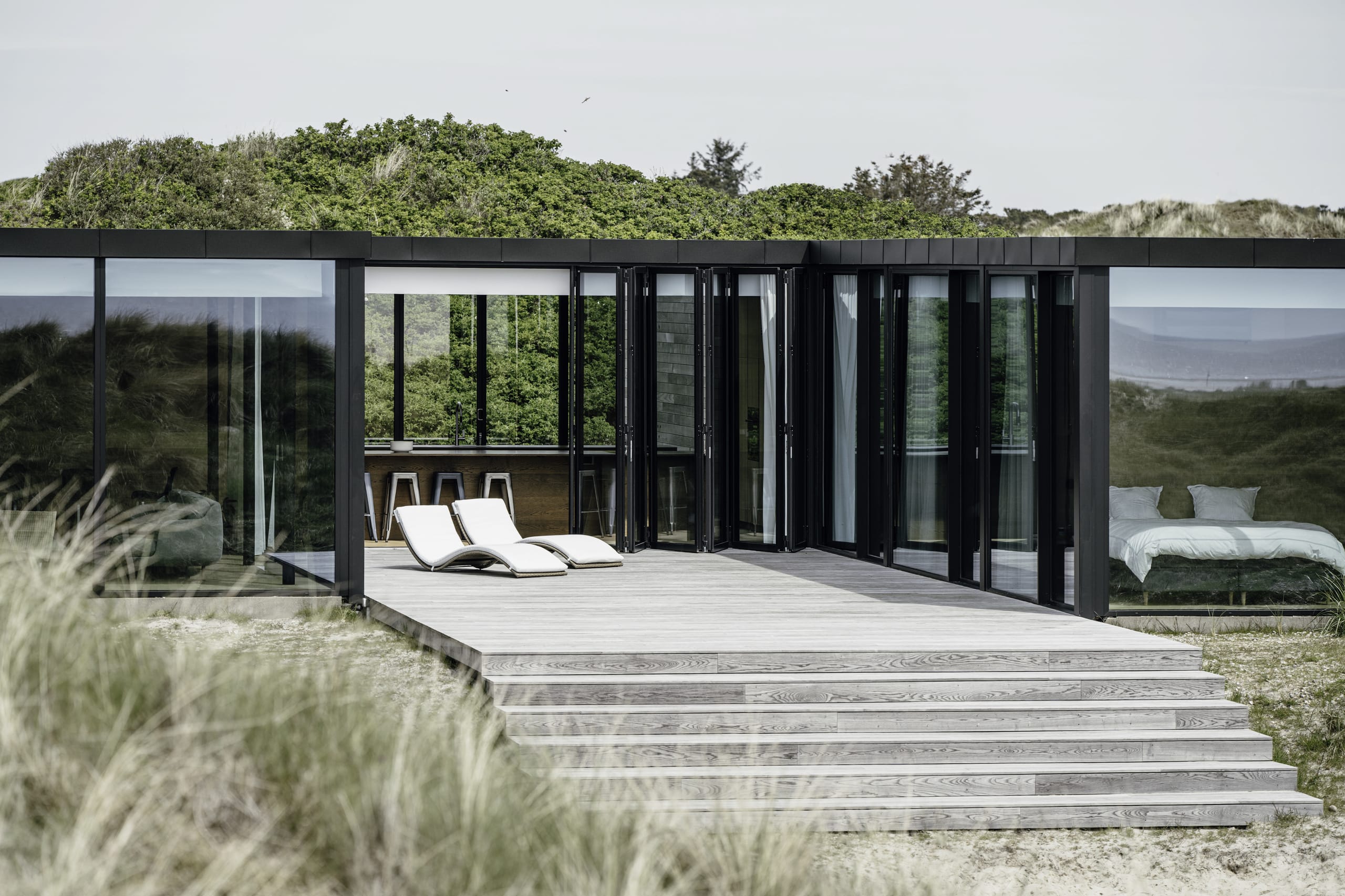 Insgesamt sind vier Cero Schiebefenster von Solarlux mit neun beweglichen Schiebeelementen verbaut, die zum Innenhof geöffnet werden können und dabei die räumliche Trennung zwischen Innen und Außen komplett aufheben.