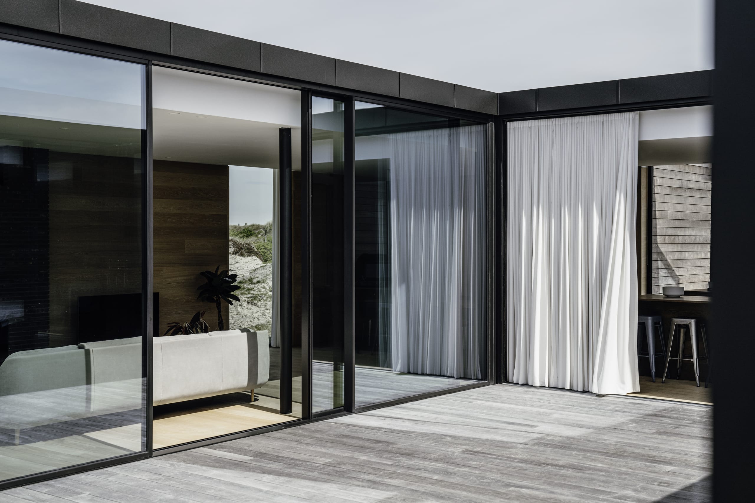 Das größte Schiebefenster ist 7,30 Meter lang und 3,10 Meter hoch und erstreckt sich über die gesamte Länge des Wohnbereichs.