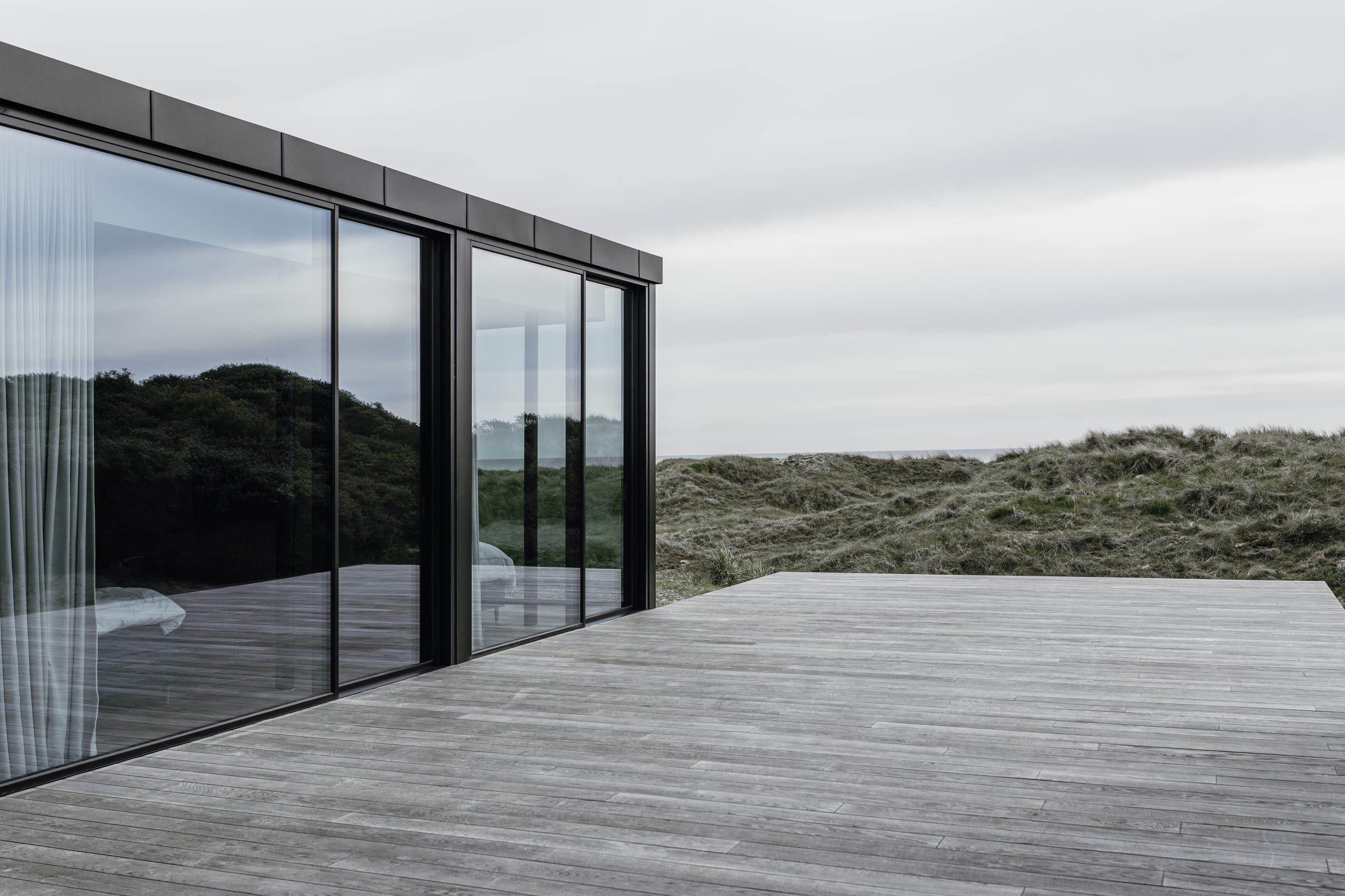 Die drei weiteren, über drei Meter breiten Cero Schiebefenster mit jeweils zwei Schiebelementen ermöglichen den barrierefreien Austritt aus den gegenüberliegenden Schlafräumen.