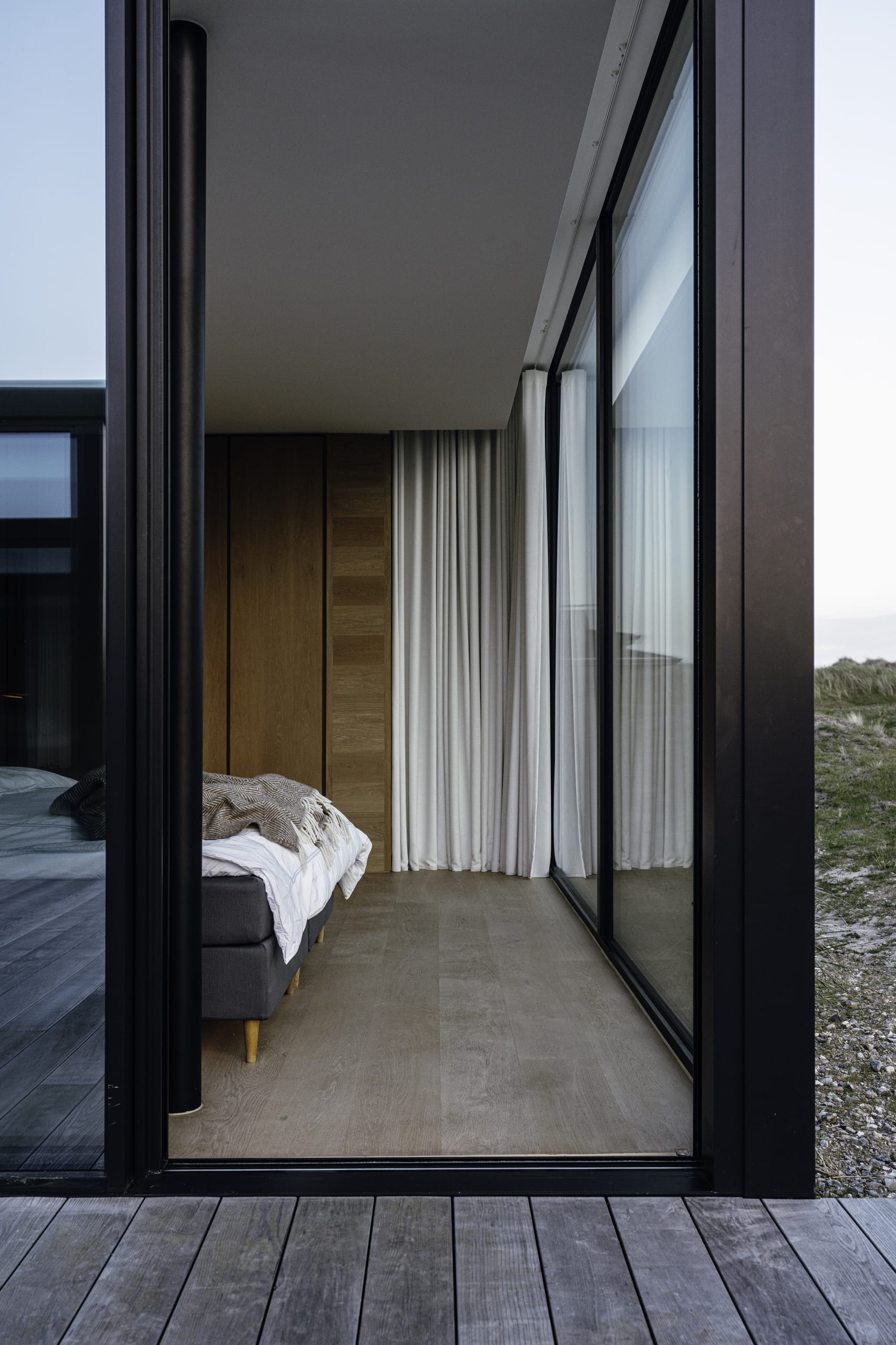 Das untere Rahmenprofil des Schiebefenster-Systems ist bündig mit dem Fußboden eingebaut und gewährleistet so barrierefreien Zutritt.