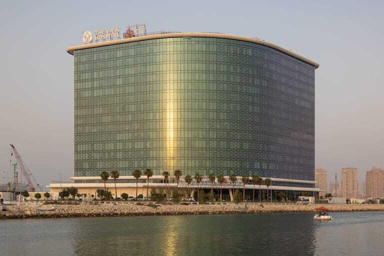 Die beeindruckende Glasfassade von The View Hospital in Doha wurde mithilfe der Loca-Technologie von Kömmerling realisiert.