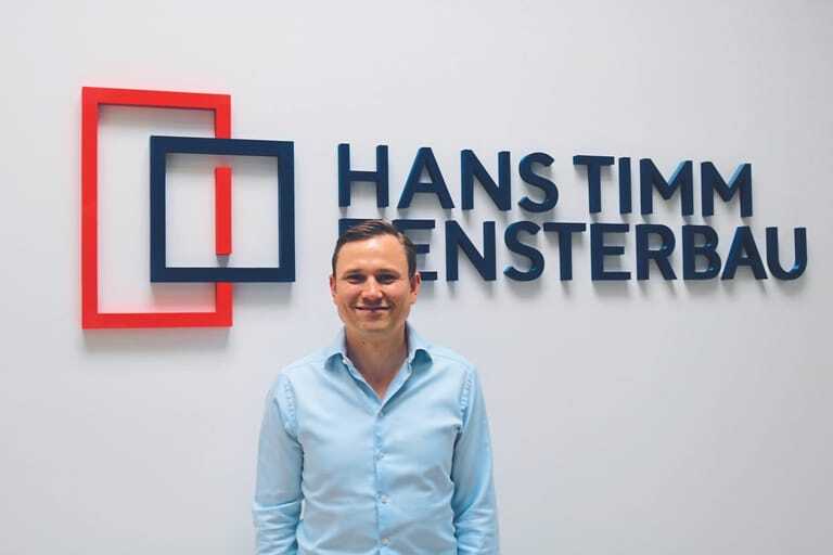 Strategischer Kopf des Unternehmens: Bastian Timm f&uuml;hrt Timm Fensterbau zusammen mit seinen Cousins Jonas Wilde und Benedikt Swiatek in dritter Familiengeneration.