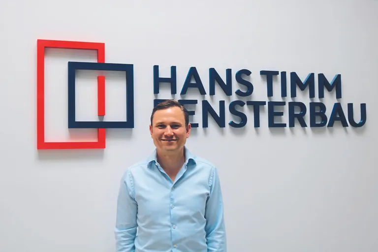 Strategischer Kopf des Unternehmens: Bastian Timm führt Timm Fensterbau zusammen mit seinen Cousins Jonas Wilde und Benedikt Swiatek in dritter Familiengeneration.