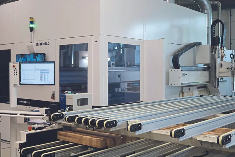 Moderne CNC-Maschinen wie das neue Homag-Bearbeitungszentrum Centateq S-900 geben in der Fertigung von Holzfenstern den Ton an.