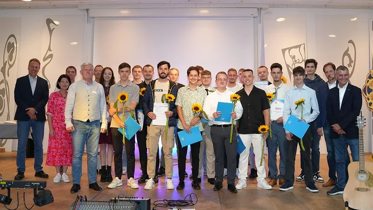 Hier zu sehen: Die Absolventen und Absolventinnen des dualen Systems mit ihren Fachlehrern und Ass. Jur. A. Maletzke, HWK Wiesbaden (ganz links), sowie Landesinnungsmeister Martin Gutmann  (ganz rechts).