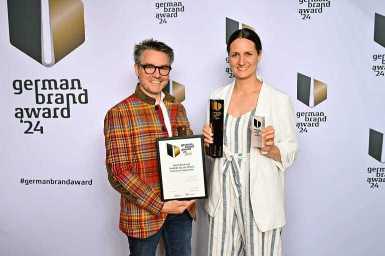 Rainer Lohmann (GF) und Ronja Tölle (Konzeption) nahmen den German Brand Award am 13. Juni 2024 in Berlin entgegen.