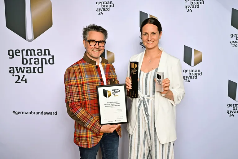 Rainer Lohmann (GF) und Ronja T&ouml;lle (Konzeption) nahmen den German Brand Award am 13. Juni 2024 in Berlin entgegen.