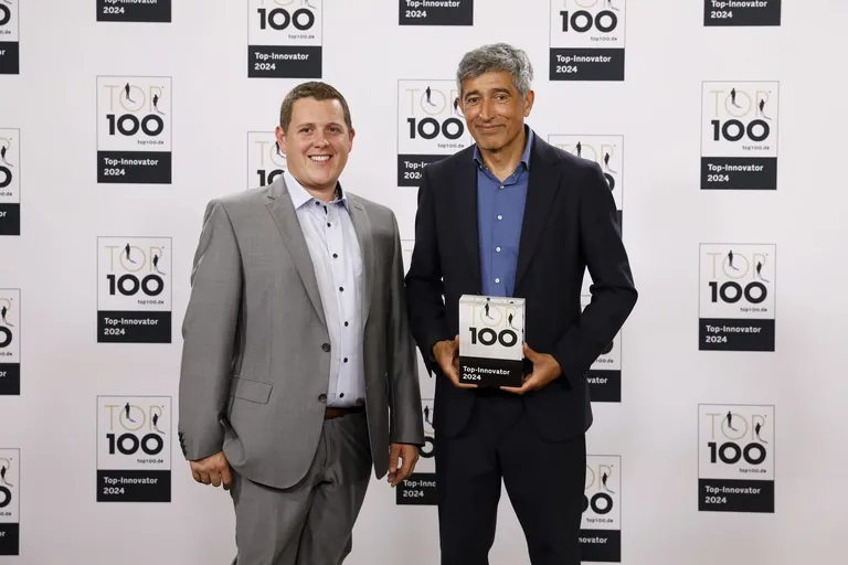 Christian Gruber (Geschäftsführer) und Wissenschaftsjournalist Ranga Yogeshwar, Mentor des Innovationswettbewerbs TOP 100.