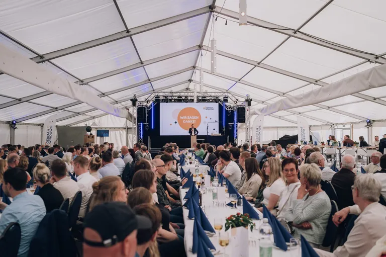 Fenster- und T&uuml;renhersteller German Windows feiert in diesem Jahr seinen 40. Geburtstag. Zu diesem Anlass kam die Belegschaft aus S&uuml;dlohn-Oeding bereits im Mai in geselliger Runde zusammen. F&uuml;r die Teams in Berlin und Dresden ist im Herbst eine gemeinsame Feier geplant.