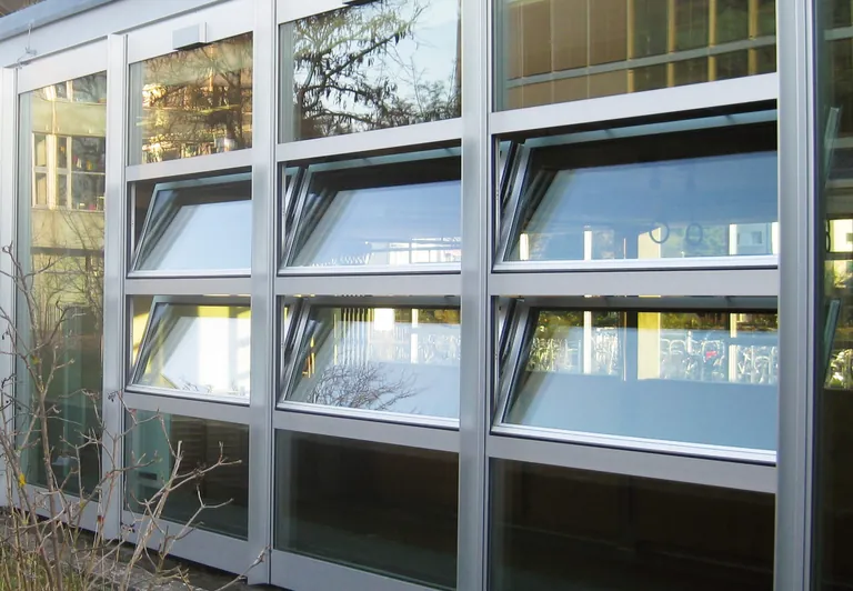 Fensterlüftungen reichen in den meisten Fällen aus, um ein gutes Raumklima zu etablieren. Dank smarter Automatisierungen öffnet NV Advance von Windowmaster die Fenster bei hoher CO2-Konzentration selbstständig.