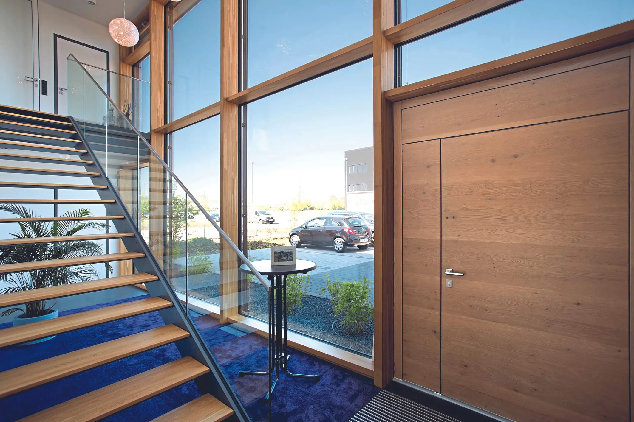 Im Treppenhaus erstreckt sich die Pfosten-Riegel-Fassade über beide Etagen hinweg und damit über fast sechs Meter Höhe.