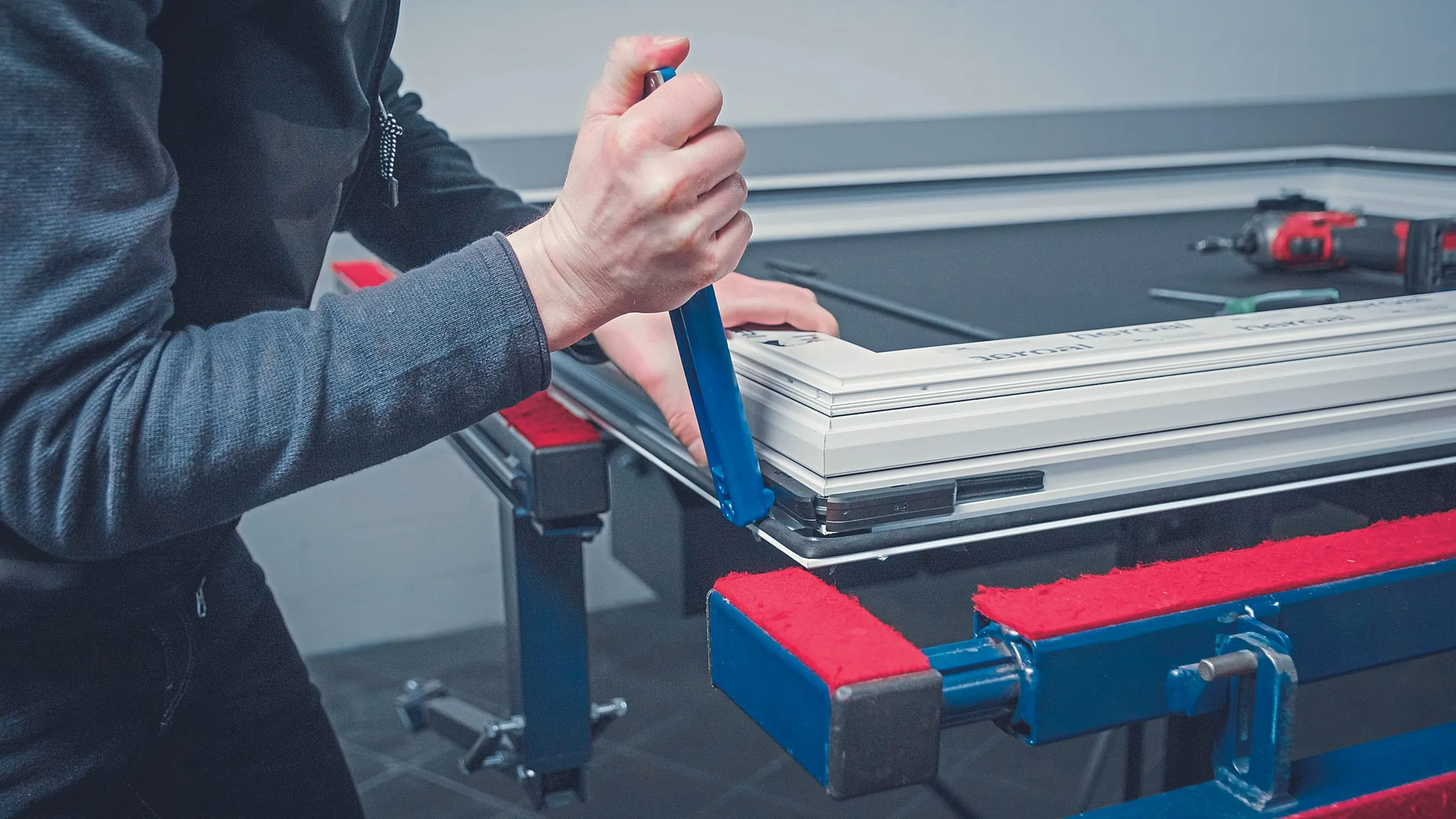 1. Schritt: Legen Sie die Eckumlenkung an der Griffseite oben und unten in die Beschlagsnut ein und drücken Sie mit dem Montagehebel jeweils die Sicherungskappe an. Anschließend verdrehen Sie die Fixierschrauben mit dem Schraubenzieher – das Bayonett verriegelt.