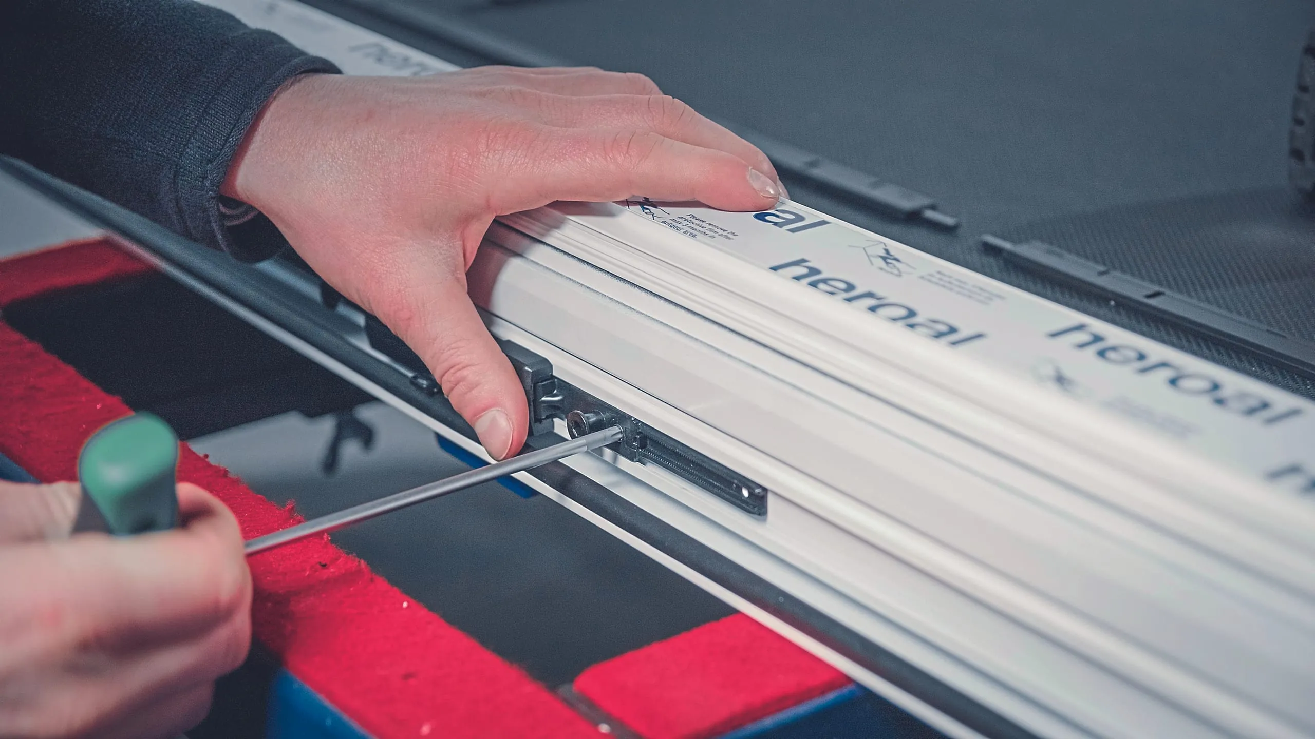 2. Schritt: Legen Sie das Getriebe ein, richten Sie es mit der Montagehilfe aus und verdrehen Sie die Fixierschrauben.