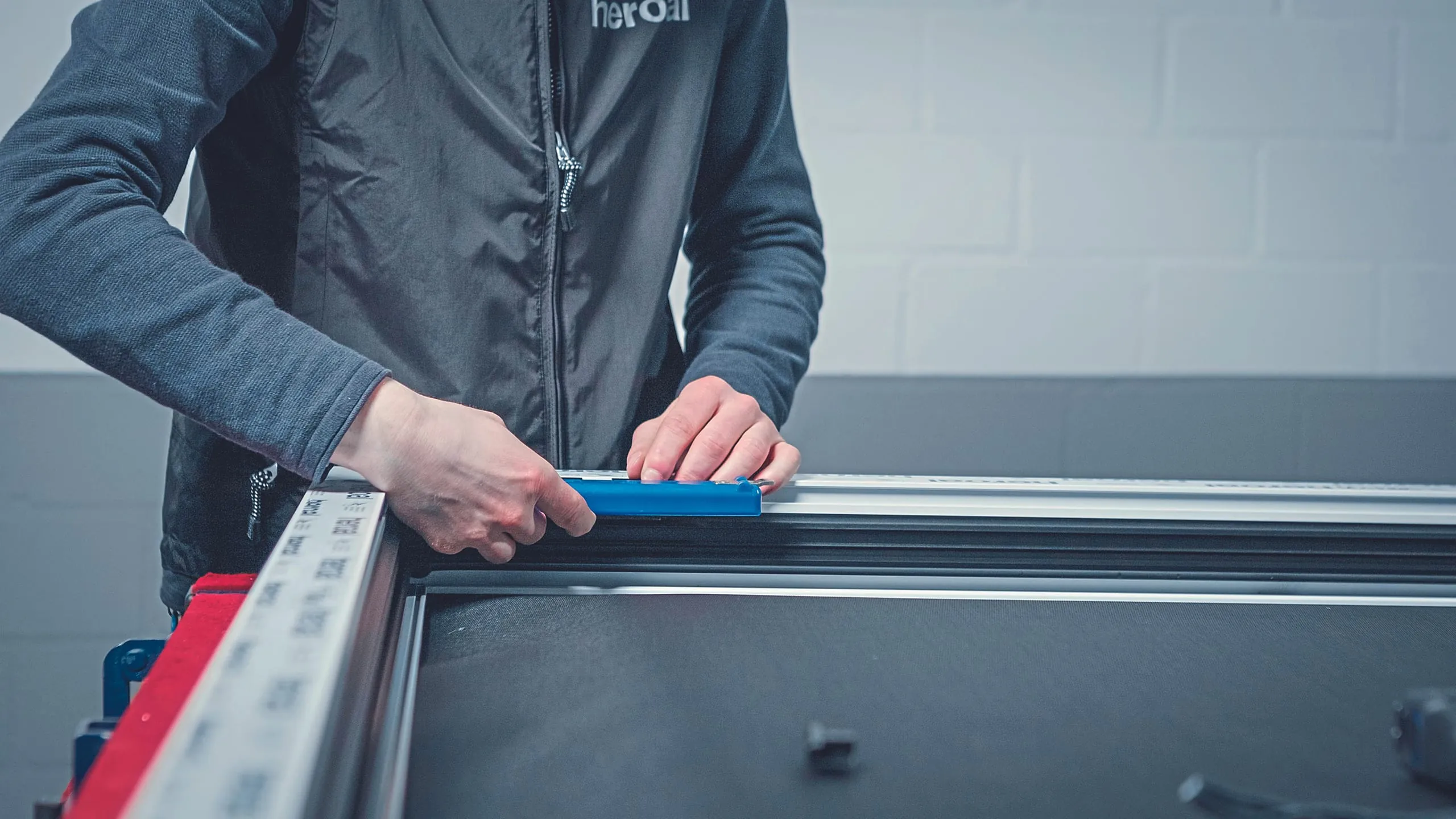 5. Schritt: Nachdem sie die Baugruppen auf der Flügeloberseite mit den Treibstangen verbunden haben (zur Überbrückung größerer Abstände koppeln Sie mehrere Treibstangen), montieren Sie das Kippschließblech. Verwenden Sie den Montagehebel als Positionierlehre.