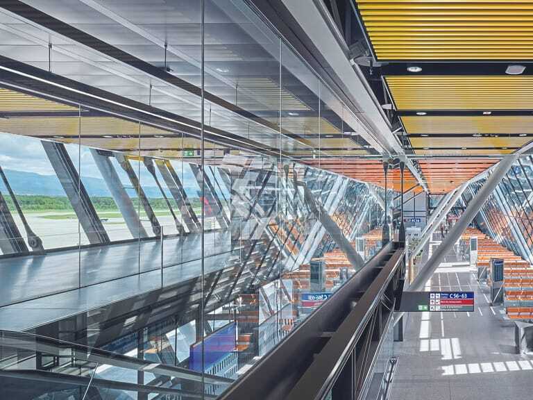 Die Stoßfugenverglasung mit Forster Fuego Light EI30 mit 90°-Ecken erfüllt die hohen Anforderungen an Sicherheit und Transparenz im neuen Terminal.