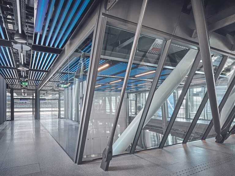 Auf der oberen Zwischenebene schließt die Schrägverglasung mit Forster Thermfix Light seitlich an die Stoßfugenverglasung mit Forster Fuego Light an. Die absturzsichere EI30-Lösung erleichtert den Fluggästen zudem die Orientierung im Terminal.