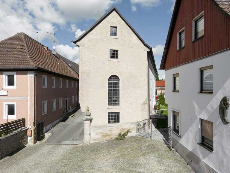 Preisgekrönte Denkmalschutzsanierung: Die Alte Brauerei in Untersteinbach wurde in ein modernes Wohn- und Bürogebäude umgewandelt. Zum Einsatz kamen die Fenstersysteme Heroal W 72 und Heroal W 72 i sowie das Türsystem Heroal D 72.