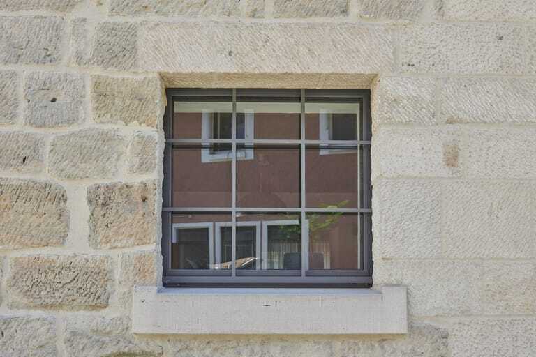 Die Denkmalschutzbestimmungen sahen den Einsatz von Aluminiumfenstern und die Erhaltung der historischen Metallsprossen vor. Eine ideale Lösung ist das Fenstersystem Heroal W 72 i, das den industriellen Charakter des Gebäudes wahrt. 
