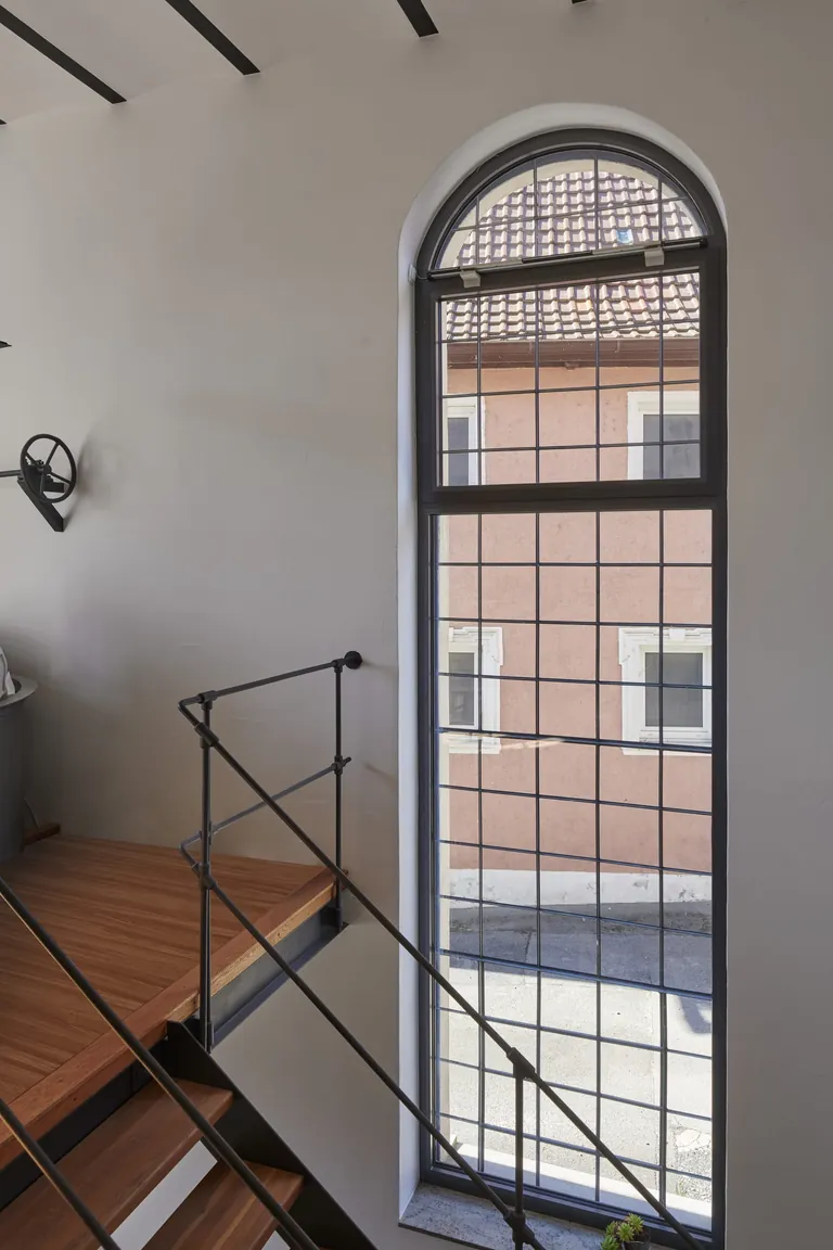 Der Nachbau der beiden modernen Rundbogenfenster, die &uuml;ber elektrisch betriebene Oberlichter eine ausreichende Frischluftzufuhr sicherstellen, stellte h&ouml;chste Anforderungen an die Fertigungstechnik von Heroal. 