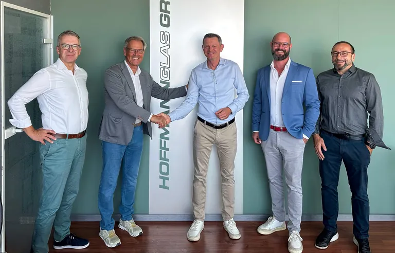 (v.li.) Bernhard Feldmann (Gesch&auml;ftsf&uuml;hrer Region Nord; Semco), Hermann Sch&uuml;ller (gesch&auml;ftsf&uuml;hrender Gesellschafter; Semco), Thorsten Hoffmann (gesch&auml;ftsf&uuml;hrender Gesellschafter; Hoffmann Glas), Michel Sch&uuml;ller (Gesch&auml;ftsf&uuml;hrer f&uuml;r Vertrieb, Unternehmenskommunikation und IT; Semco) und Alexander Akg&uuml;l (technischer Gesch&auml;ftsf&uuml;hrer; Semco).