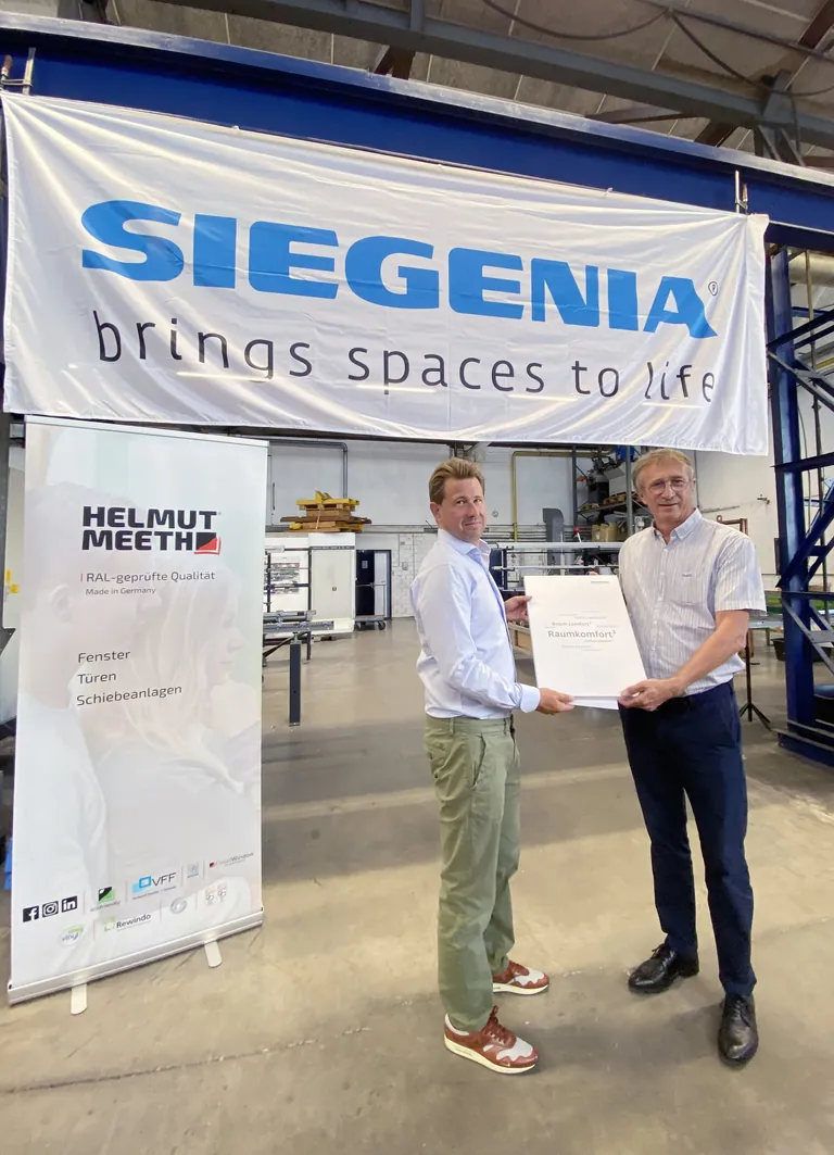 Arne Amann (li.), Gesch&auml;ftsf&uuml;hrer von Helmut Meeth, und Guy Muller, Leiter des Gesch&auml;ftsbereichs Markt & Kunden bei Siegenia, feiern das 30-j&auml;hrige Bestehen der erfolgreichen Partnerschaft.