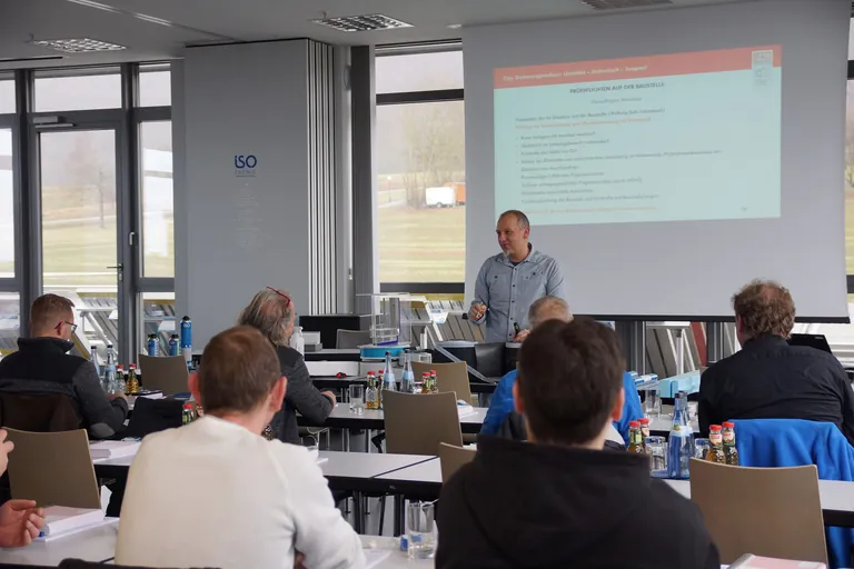 Iso-Chemie Referent Andreas Stein (Projektingenieur bei Iso-Chemie) bei der Grundlagenschulung der RAL-Ausbildung.