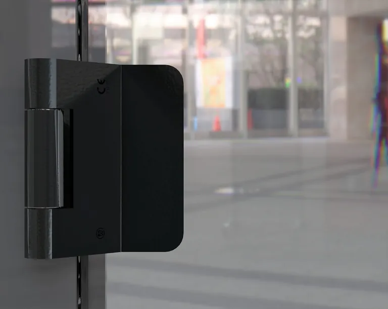 Die Bandl&ouml;sungen von Breuer und Schmitz &ndash; hier das 3D-System VZX f&uuml;rstumpf anschlagende T&uuml;ren &ndash; unterst&uuml;tzen die Wirkung von Glast&uuml;ren.