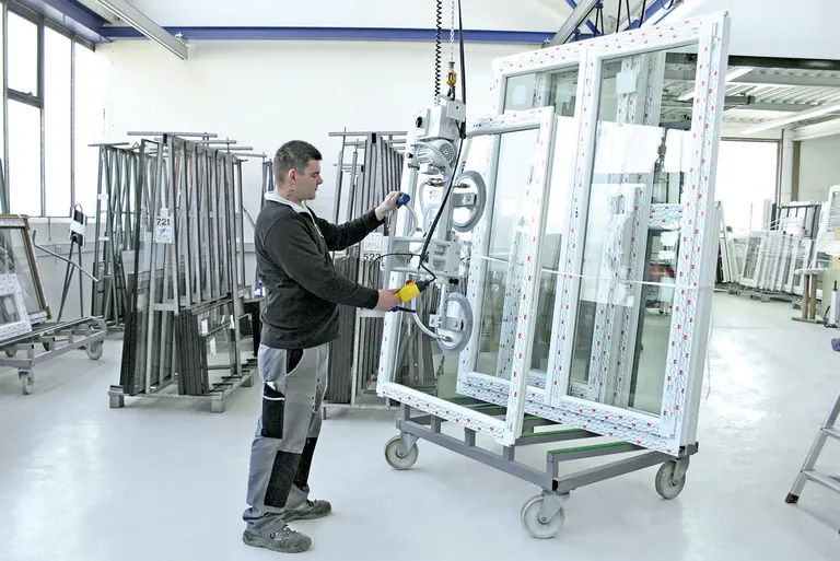 Durch das schnelle und ergonomische Umsetzen von Werkstücken mit dem Vacu Master Window 200/300 steigern glasverarbeitende Betriebe ihre Produktivität.