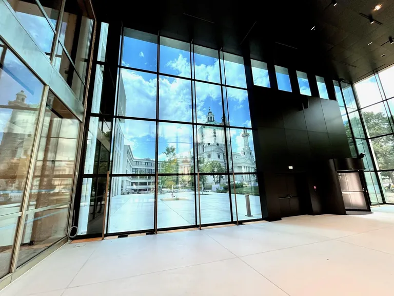 Der vollverglaste Pavillon erg&auml;nzt den Eingangsbereich des Museums und wird als einladende Geste im ansonsten geschlossen wirkenden Altbau gelesen.